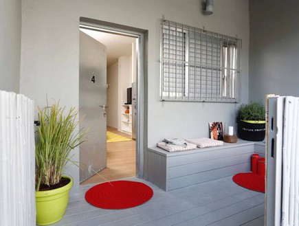 סאבלטים 09, מרפסת קטנה לכל דירה (צילום: airbnb.com)
