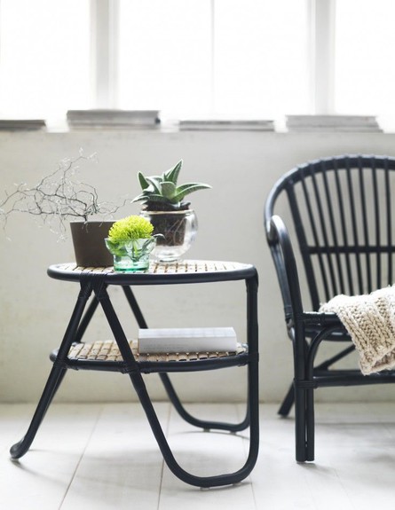 סייל איקאה, כסא ושולחן מחומר טבעי ובצבע שחור, מה שהסלון הבוהמייני  (צילום: יחצ איקאה)