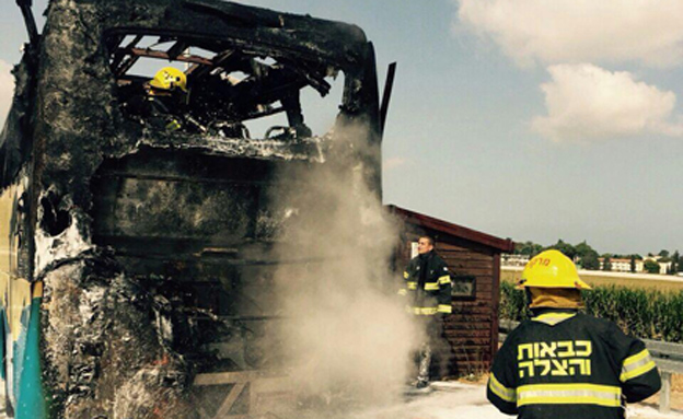 האוטובוס לאחר הכיבוי, היום (צילום: כבאות והצלה מחוז דרום)