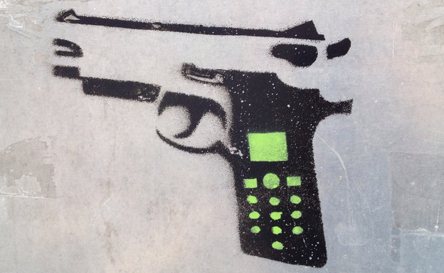 גרפיטי שמראה טלפון כידית אקדח (צילום: Jason Eppink, Flickr)