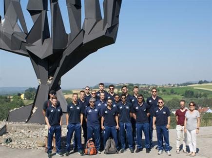 הנבחרת בביקור במחנה הריכוז (איגוד הכדורעף) (צילום: ספורט 5)