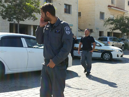 שוטרים מחוץ  לביתו של ברכה (צילום: עזרי עמרם, חדשות 2)
