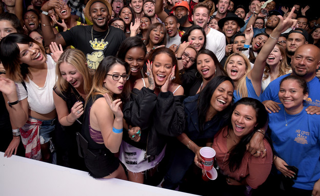 ריהאנה והמעריצים (צילום: Jason Kempin, GettyImages IL)