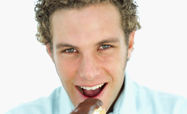 גבר אוכל שוקולד (צילום: אימג'בנק / Thinkstock)