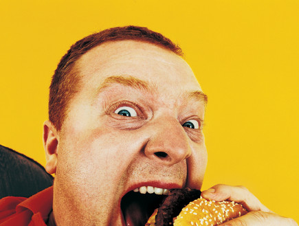 גבר אוכל המבורגר (צילום: אימג'בנק / Thinkstock)