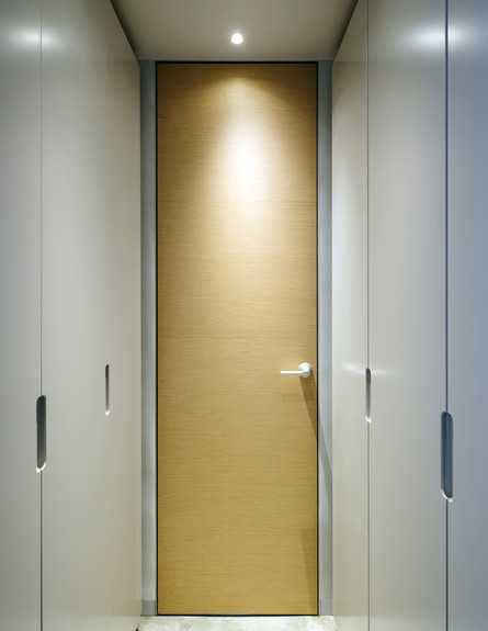 גיא וליקסון 12, דלתות גבוהות מוסיפות צבע למזדרון הצר (צילום: מושי גיטליס)
