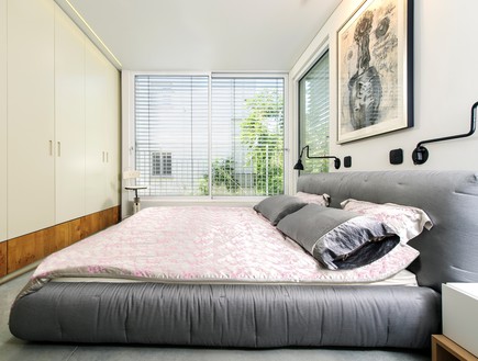 גיא וליקסון 13, מיטה מפנקת וחלונות גדולים בסוויטת ההורים (צילום: מושי גיטליס)