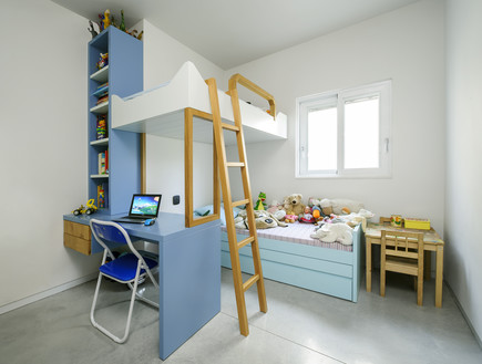 גיא וליקסון 14, מיטת קומותיים עם שולחן כתיבה בחדר הילדים (צילום: מושי גיטליס)