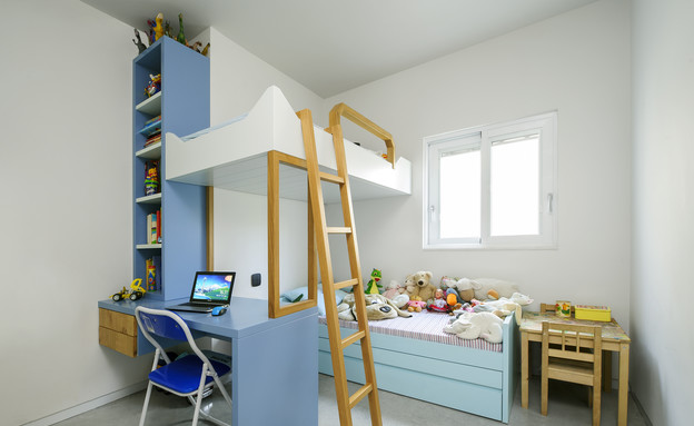 גיא וליקסון 14, מיטת קומותיים עם שולחן כתיבה בחדר הילדים (צילום: מושי גיטליס)