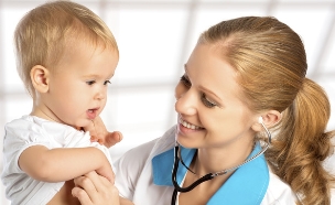 רופאה בודקת ילד (צילום: אימג'בנק / Thinkstock)
