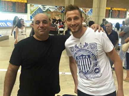 אלדר חסאנוביץ' וחבר ההנהלת סכנין יאסר עבדו, בשדה התעופה (צילום: ספורט 5)