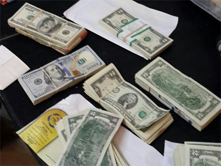 הכסף שנתפס ברשות החשודים (צילום: דוברות מחוז ש