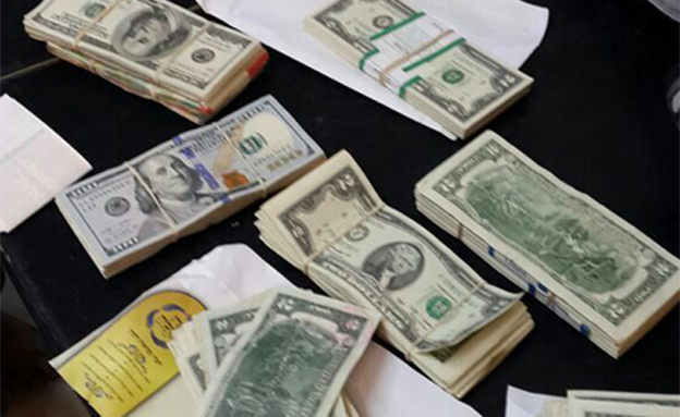 הכסף שנתפס ברשות החשודים (צילום: דוברות מחוז ש"י)