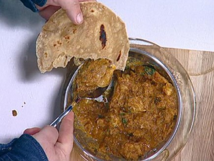 רות היימס –תבשיל עוף הודי עם עלי חילבה ולחם צ'פאטי