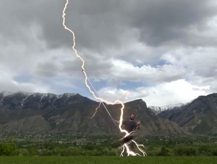 פגיעת ברק במקל סלפי, מתוך הסרטון של פיצה האט (צילום: מתוך הסרטון של פיצה האט)