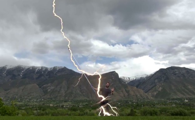 פגיעת ברק במקל סלפי, מתוך הסרטון של פיצה האט (צילום: מתוך הסרטון של פיצה האט)