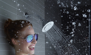 ראשי מקלחת, ראש מקלחת מנגן, דגם Moxie של חברת KOHLER (צילום: יחצ חרש)