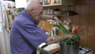 פינחס עמיר בן ה-100 מכין מרק עוף (צילום: אייל זייד)