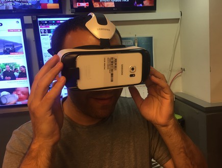 זוהר ישראל מתנסה ב-Samsung Galaxy Gear VR (צילום: יאיר ניקוליבסקי, NEXTER)