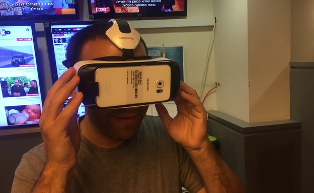 זוהר ישראל מתנסה ב-Samsung Galaxy Gear VR (צילום: יאיר ניקוליבסקי, NEXTER)