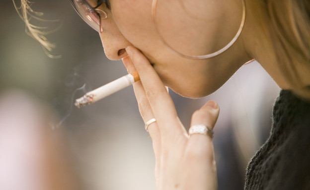 עישון סיגריות (צילום: אימג'בנק / Thinkstock)