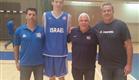 ליף עם אביו בראד, פיני גרשון והמאמן שרון אברהמי (איגוד הכדורסל) (צילום: ספורט 5)