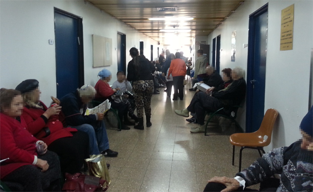 חולים ממתינים במסדרון (צילום: חדשות 2)