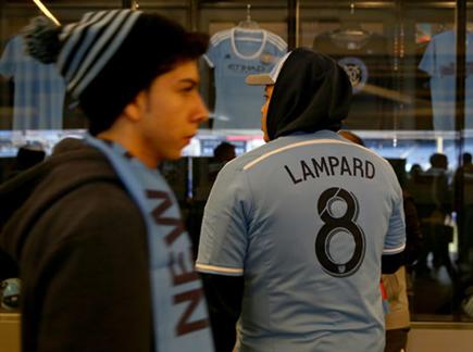 החולצות של למפארד כבר נחטפות בניו יורק (getty) (צילום: ספורט 5)