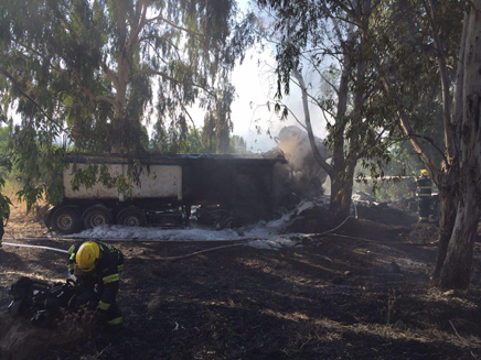 המשאית החלה לבעור (צילום: דוברות כבאות מחוז צפון)