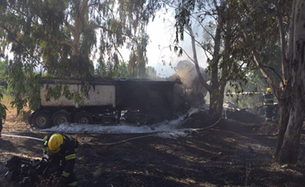 המשאית החלה לבעור (צילום: דוברות כבאות מחוז צפון)