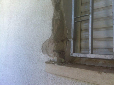 הנזק שנגרם לחלון הבית
