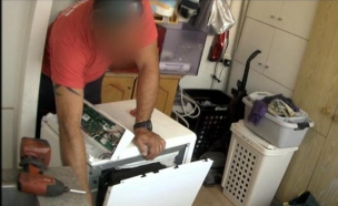 הטכנאי שהצית את מכונת הכביסה (צילום: מתוך הבוקר של קשת, שידורי קשת)