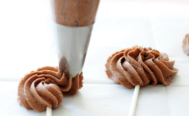 עוגיות חמאה על מקל - הזילוף