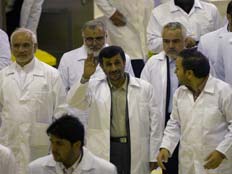 אחמדינג'אד באחד ממתקני הגרעין (צילום: רויטרס)