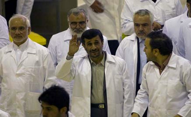 אחמדינג'אד באחד ממתקני הגרעין (צילום: רויטרס)