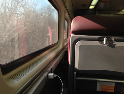 מטען סמארטפון ברכבת (צילום: Celeste Lindell, Flickr)
