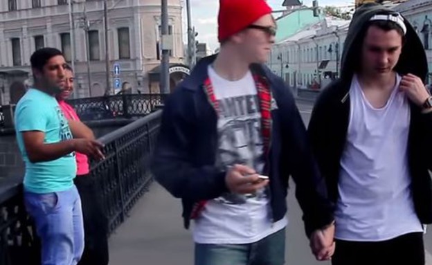 מה קורה כששני גברים הולכים יד ביד ברוסיה (צילום: ChebuRussiaTV / YouTube)