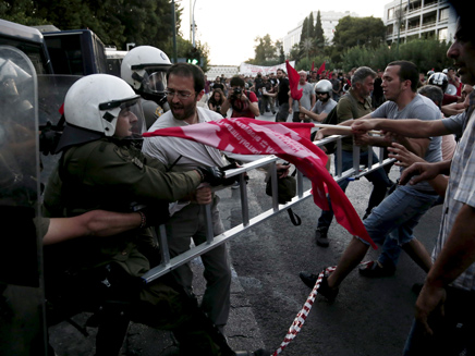 מהומות באתונה (צילום: רויטרס)