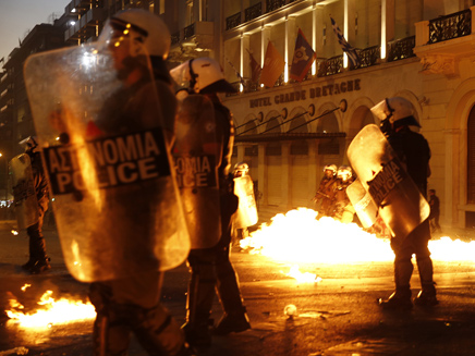 מהומות אלימות באתונה (צילום: רויטרס)