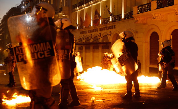 מהומות אלימות באתונה (צילום: רויטרס)