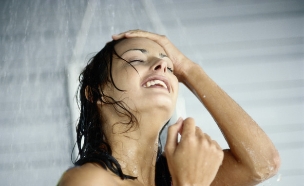 אישה מתקלחת (צילום: אימג'בנק / Thinkstock)
