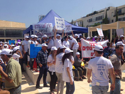 הפגנת תמיכה בעובדי קבלן (צילום: חדשות 2)