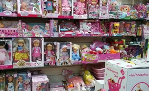 מאות בובות בהירות בחנויות