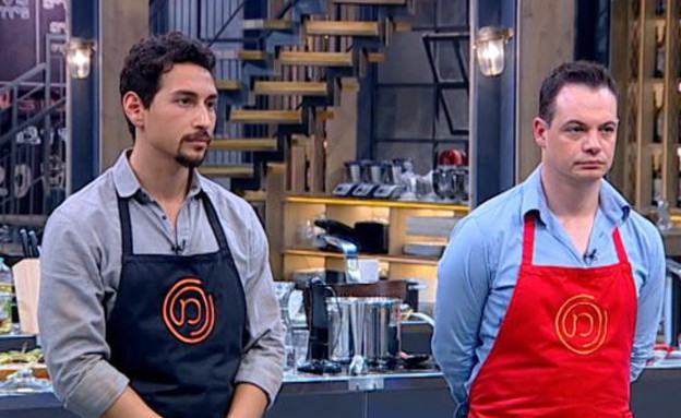 מישה ואייל מגישים את המנות