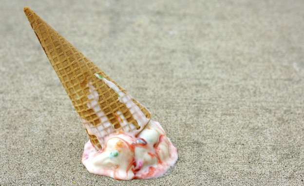גביע גלידה על הרצפה (צילום: אימג'בנק / Thinkstock)