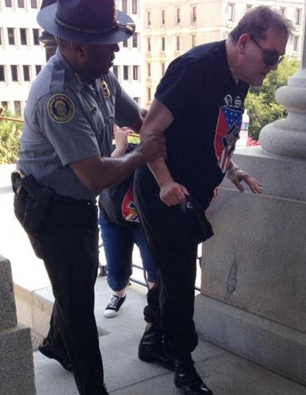 שוטר שחור מסייע למפגין גזען  (צילום: Twitter)