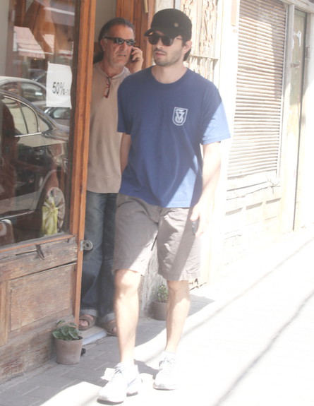 רן דנקר והחבר (צילום: רועי קסטרו)