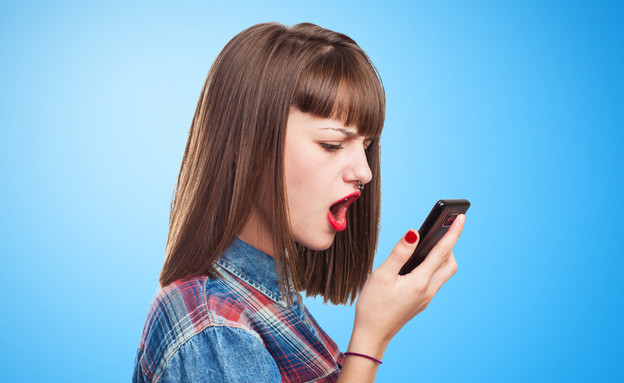 נערה מדברת בטלפון (צילום: Shutterstock, מעריב לנוער)