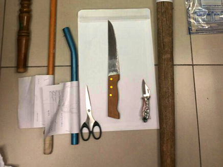אלות, סכינים ומספריים (צילום: חטיבת דובר המשטרה)