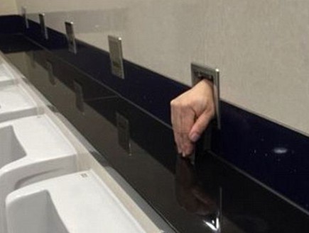 יד בשירותים (צילום: HK Golden)